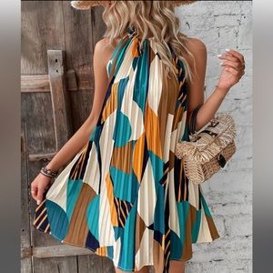 Vestido halter con estampado geométrico bajo fruncido